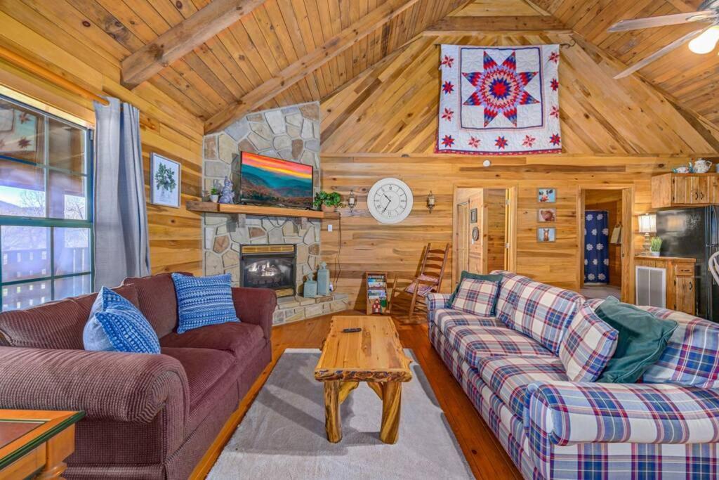 Beautiful View! Log Cabin,Fireplace,Hot Tub,Arcade,Pool,Fishing Sevierville Exterior photo