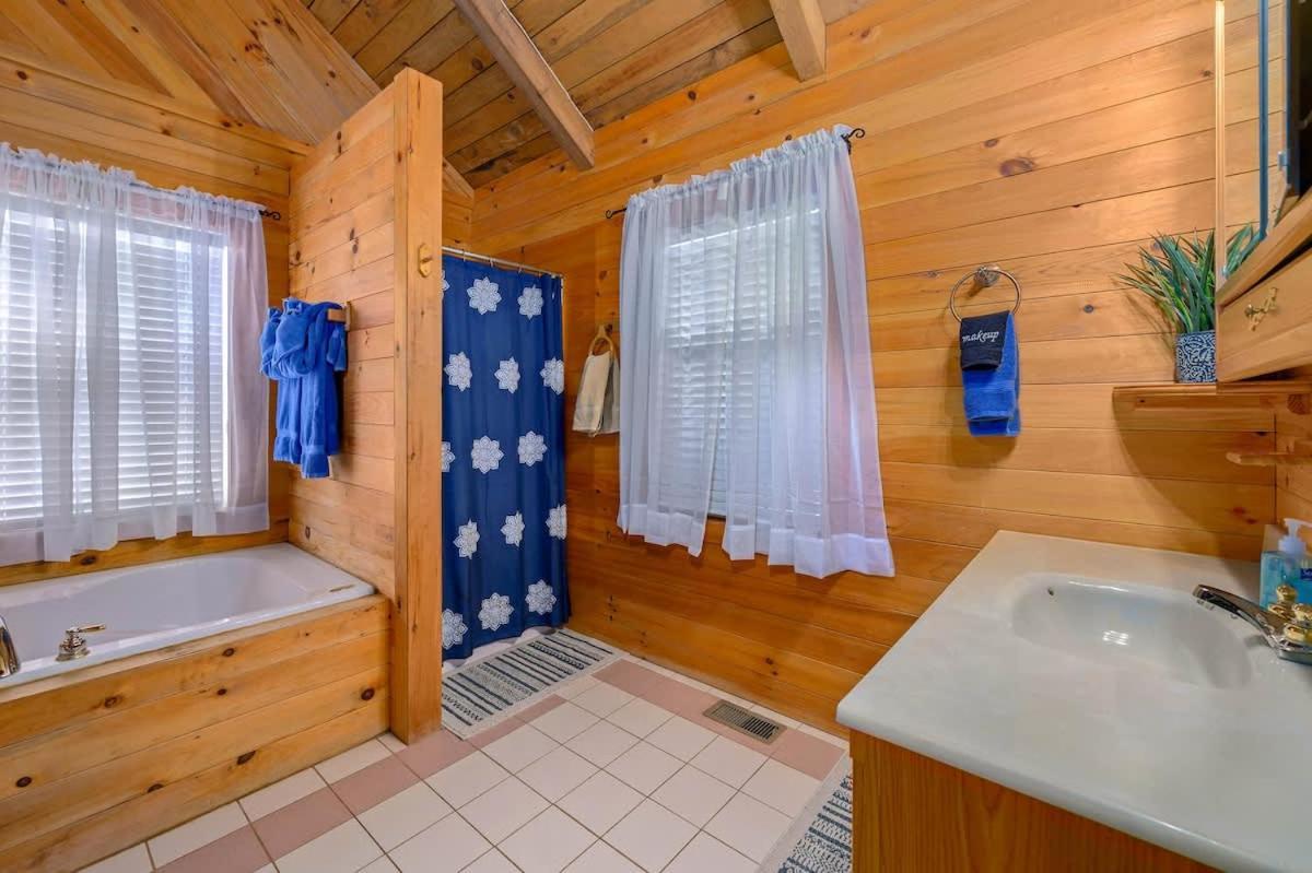 Beautiful View! Log Cabin,Fireplace,Hot Tub,Arcade,Pool,Fishing Sevierville Exterior photo