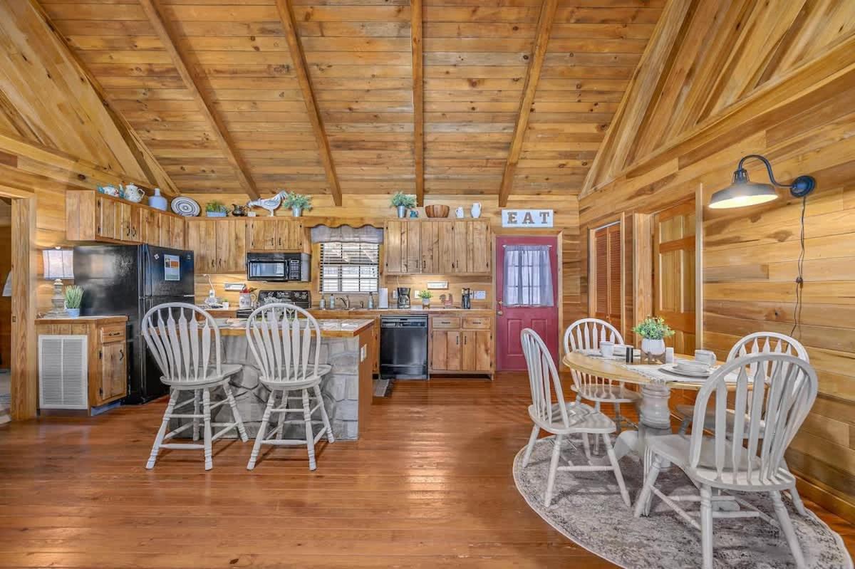 Beautiful View! Log Cabin,Fireplace,Hot Tub,Arcade,Pool,Fishing Sevierville Exterior photo