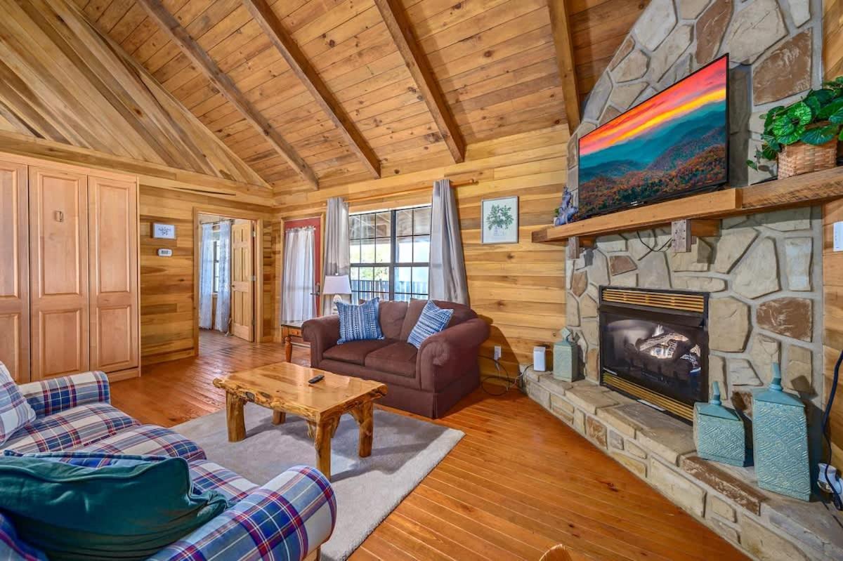 Beautiful View! Log Cabin,Fireplace,Hot Tub,Arcade,Pool,Fishing Sevierville Exterior photo