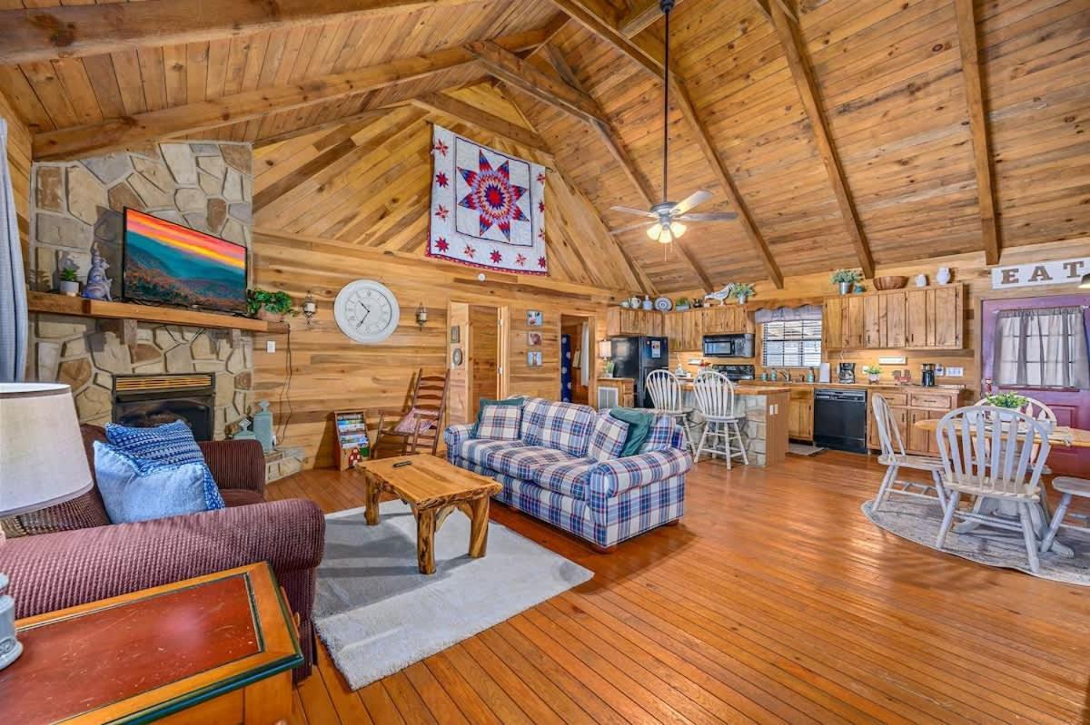 Beautiful View! Log Cabin,Fireplace,Hot Tub,Arcade,Pool,Fishing Sevierville Exterior photo