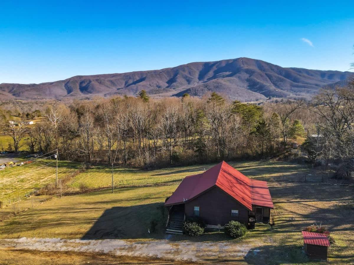 Beautiful View! Log Cabin,Fireplace,Hot Tub,Arcade,Pool,Fishing Sevierville Exterior photo